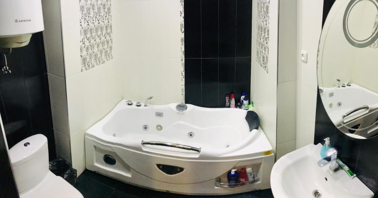 Luxury Apartment With Jacuzzi On Republic Square Jerevan Exteriör bild